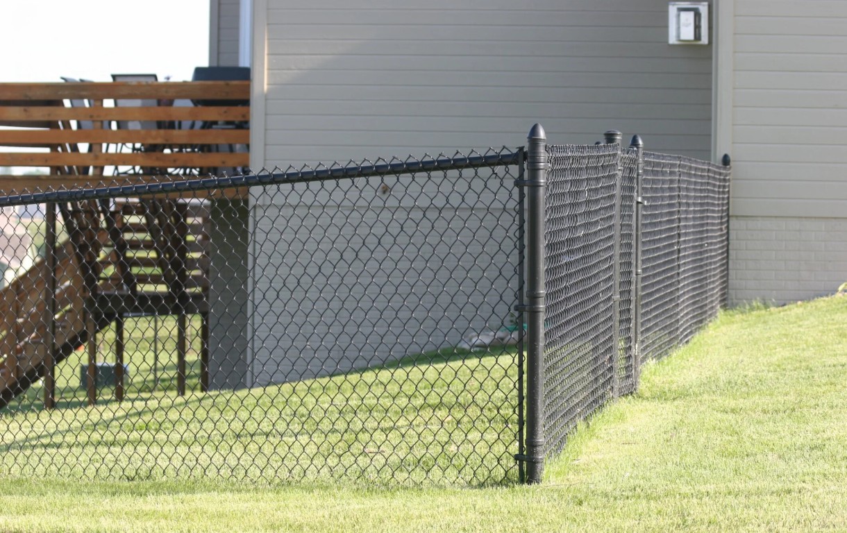 Chain-link fence installation in Camarillo residential yard